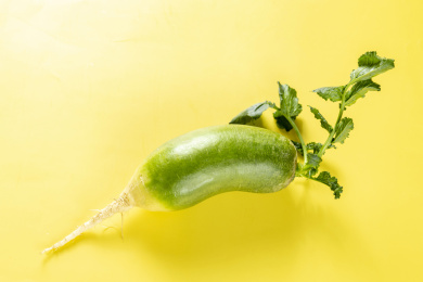 保健蔬菜青萝卜特写黄色莫兰迪色系背景