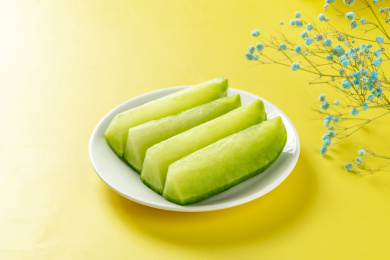 保健蔬菜青萝卜特写黄色莫兰迪色系背景