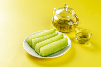 保健蔬菜青萝卜特写黄色莫兰迪色系背景