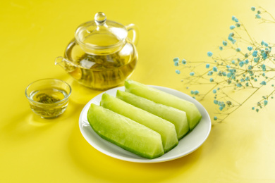 保健蔬菜青萝卜特写黄色莫兰迪色系背景