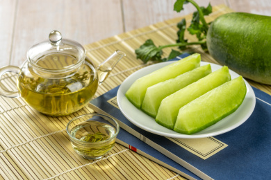 青萝卜茶水线装书摆放在铺着竹帘的木桌面上
