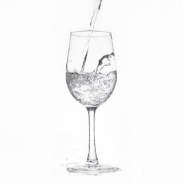 高脚玻璃红酒杯