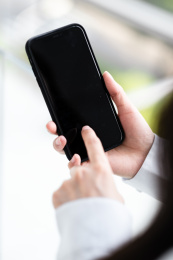 一位年轻的商务人士正在使用手机