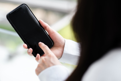 一位年轻的商务人士正在使用手机