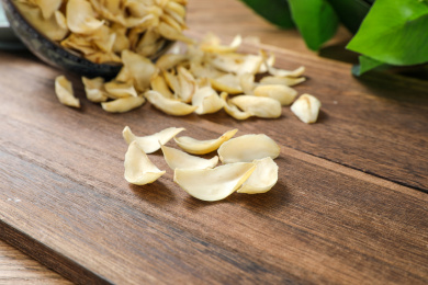 桌子上散落的几片百合干