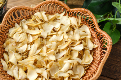 藤筐里装着一些百合干