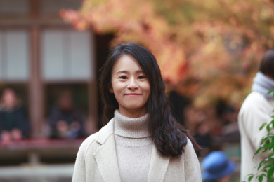 中国女性在旅游时开心微笑，秋季京都赏枫