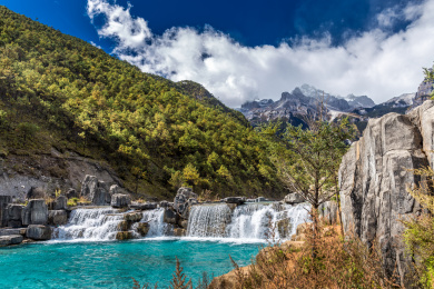 中国云南省丽江市玉龙雪山蓝月谷风光