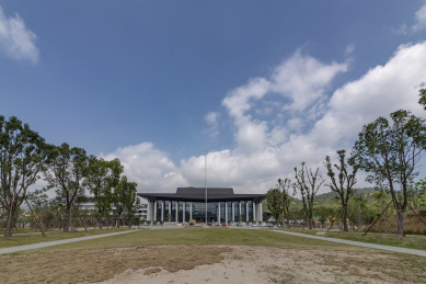 蓝天白云下新建的会堂建筑及两旁的行道树