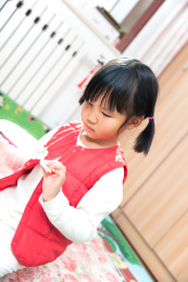 小女孩独自在卧室内玩耍