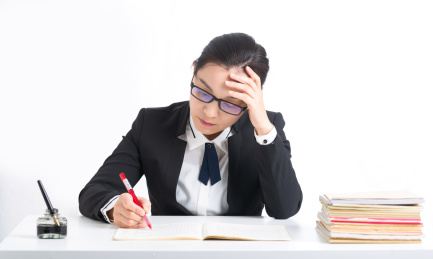 疲惫的女教师在批改作业