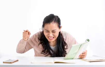 为孩子检查批改作业时抓狂的妈妈