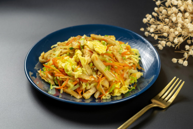 传统面食鸡蛋炒饼素炒饼特写黑色背景