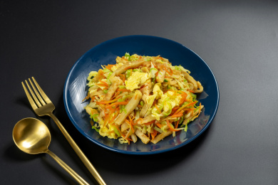 传统面食鸡蛋炒饼素炒饼特写黑色背景