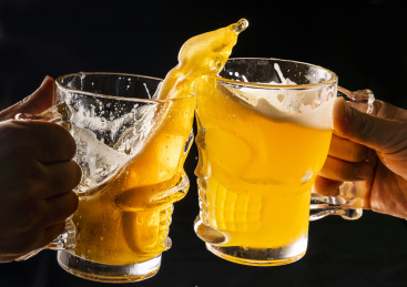 两杯啤酒干杯碰撞瞬间