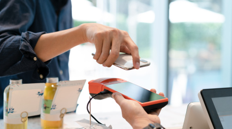 商务男士使用手机付款