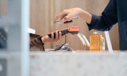 商务男士使用手机付款