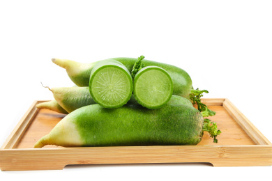 白底上放着一木盘天津沙窝萝卜