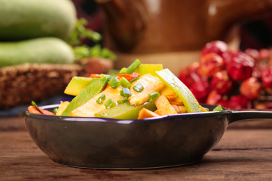 木底上放着一盘水果萝卜炒笋片