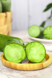 浅底上木盘里放着两半节沙窝脆甜萝卜