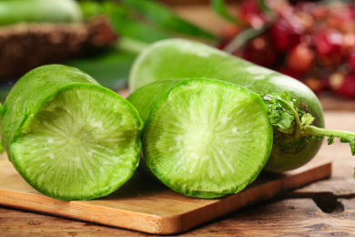 木板上放着一根沙窝萝卜和两半节绿萝卜