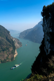行驶在长江三峡西陵峡河段的货船