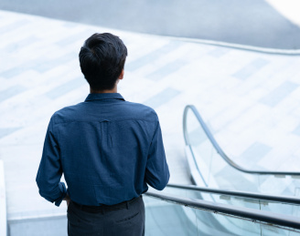 商务男士的背影