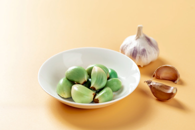 传统美食腊八蒜特写黄色莫兰迪色系背景