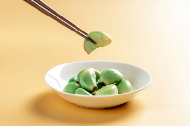 筷子夹腊八蒜特写黄色莫兰迪色系背景