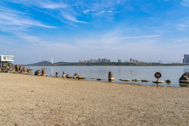 晴天下中国安徽省蚌埠市龙子湖公园对岸的公