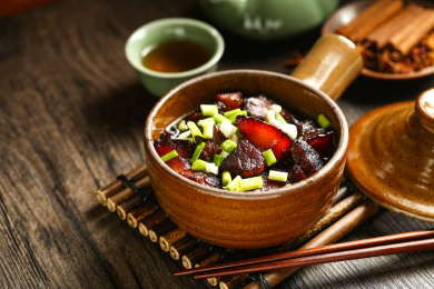 红烧肉放在砂锅里