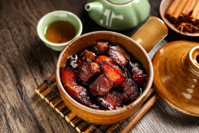 红烧肉放在砂锅里