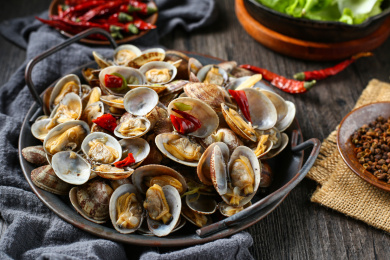 辣炒花蛤放在深色背景上