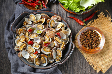 辣炒花蛤放在深色背景上