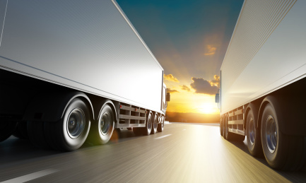 两辆重型货运车行驶中