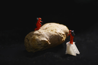 微缩创意摄影，防护服与有趣的食物表现