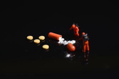 微缩摄影，对日常服药的思考是药三分毒