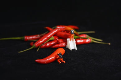 微缩创意摄影，防护服与有趣的食物表现