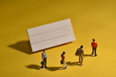 微缩摄影作品，人物与空白标牌