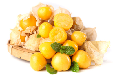 白底上放着一蓝东北菇娘果和剥皮的菇娘果