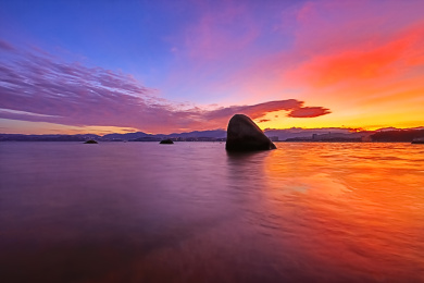 云南省大理市黄昏暮色洱海外滩礁石自然风光