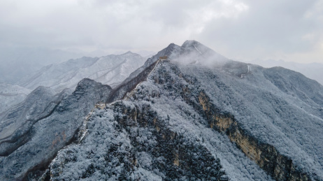 雪后云雾缭绕的箭扣长城