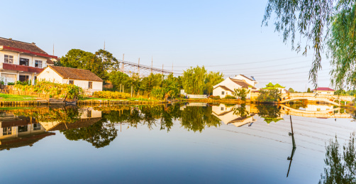 中国江苏省无锡市新农村建设的河塘和乡村