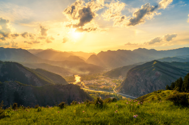 中国甘肃省天祝藏族自治县天堂镇峡谷村庄日
