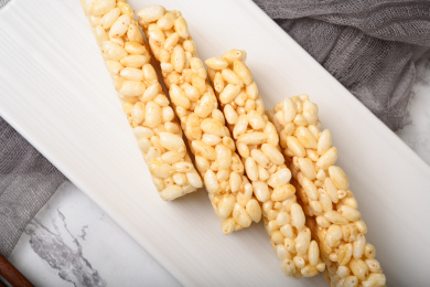 桌面上的白色陶瓷盘子里的美味米通