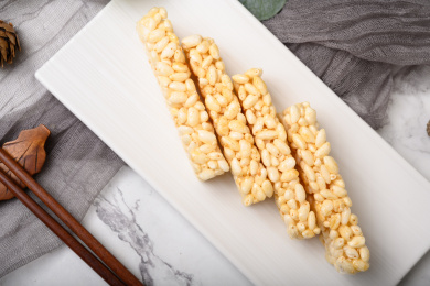 桌面上的白色陶瓷盘子里的美味米通