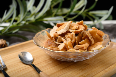 桌面上的玻璃盘子里的美味的九制陈皮