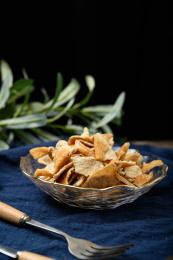 桌面上的玻璃盘子里的美味的九制陈皮