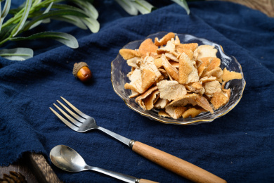 桌面上的玻璃盘子里的美味的九制陈皮