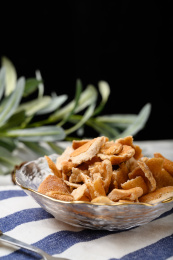 桌面上的玻璃盘子里的美味的九制陈皮